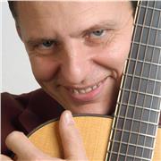 Chitarrista professionista impartisce lezioni di chitarra